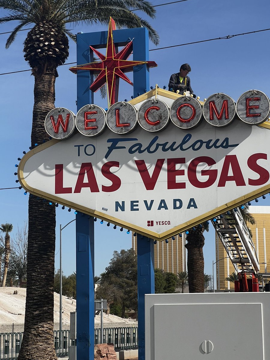 epappa's tweet photo. Props to the guy from #Yesco who changes out the bulbs on the Welcome to Fabulous Las Vegas sign https://t.co/TVyDnIo9mu