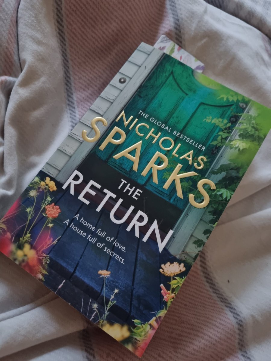 Anyone else a #NicholasSparks fan? Plowing through this one at the moment. Whats your #MondayRead? #BookTwitter