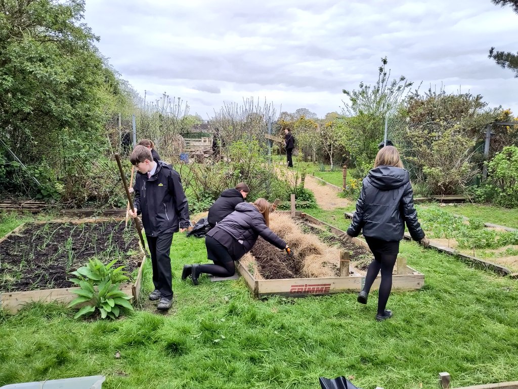 An IᑎᑕᖇEᗪIᗷᒪY productive day at #Norwich based schools today! Lovely things are definitely #givingitagrow 🌱 thanks to some ᗷᖇIᒪᒪIᗩᑎT #youngpeople who are making it all possible @HewettAcad @CAN_Academy @VictoryAcad #DofE! #growingseason #schoolgardening #giveitagrow