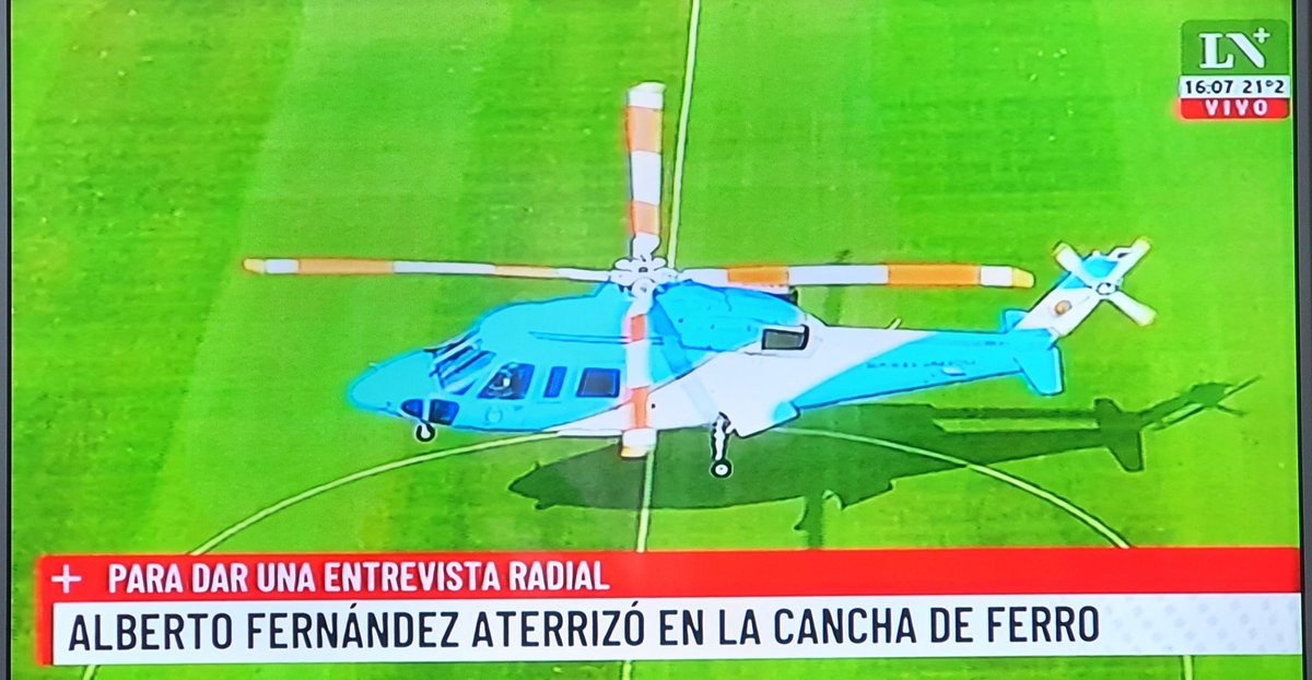 juancablasi's tweet photo. En plena corrida cambiaria @alferdez fue en helicóptero hasta la cancha de Ferro para dar una entrevista a @mexurtizberea a quien le dijo "me gustaría que Robert De Niro haga de mí en una película"
Cómo vemos un tipo totalmente conectado con la realidad
#RenuncienHDP
#Blue365 https://t.co/BkClFKDIxJ