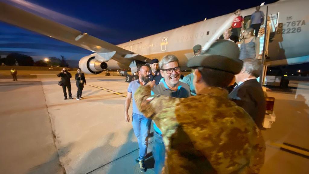 MinisteroDifesa's tweet photo. Atterrato a #Ciampino il primo velivolo dell'#AeronauticaMilitare con connazionali e stranieri evacuati dal #Sudan. “Operazione riuscita grazie a coordinamento @Palazzo_Chigi, @ItalyMFA e #Difesa. Uomini e donne #ForzeArmate: l’Italia è fiera di voi”, così il Min. @GuidoCrosetto https://t.co/KFaE7tTdF0