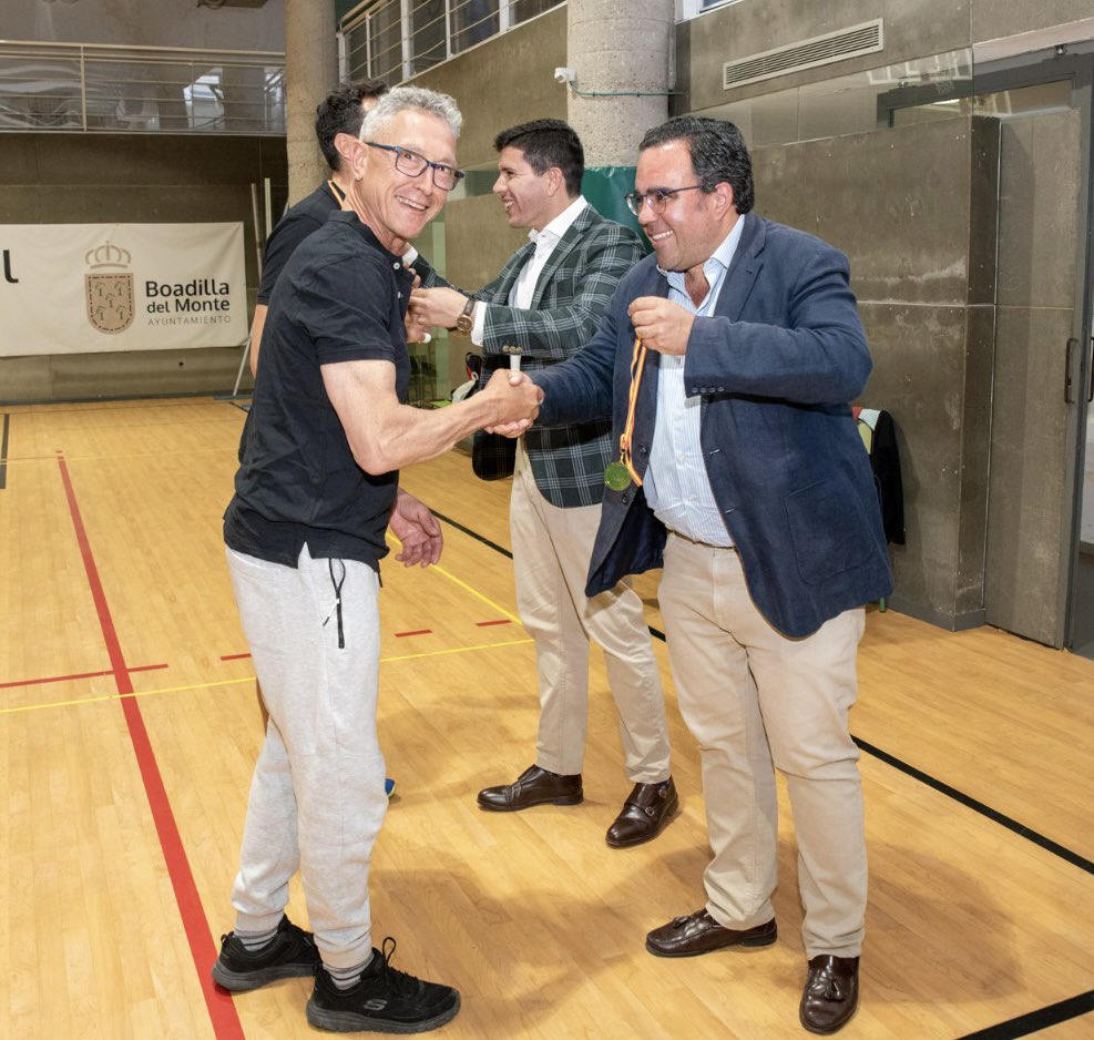 jubedal's tweet photo. 📍En el pabellón Príncipe Felipe, disfrutando de uno de los entrenamientos de @BoadillaVoley y repartiendo medallas a sus jugadores 👏

Un deporte fantástico que os animo a descubrir 🙌 https://t.co/1Knd0wojKo