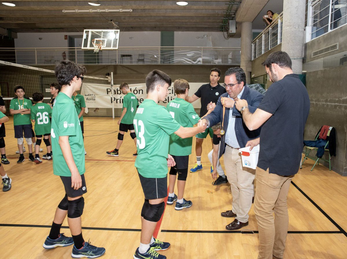 jubedal's tweet photo. 📍En el pabellón Príncipe Felipe, disfrutando de uno de los entrenamientos de @BoadillaVoley y repartiendo medallas a sus jugadores 👏

Un deporte fantástico que os animo a descubrir 🙌 https://t.co/1Knd0wojKo