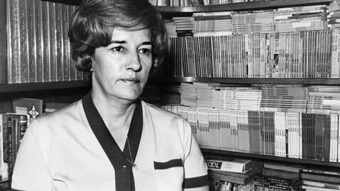 Un 25 de abril nace
María del Socorro Tellado López
#CorínTellado (1927-2009)
Autora de miles de #novelas de bolsillo, románticas o rosa, que animaron a la lectura a muchos millones de personas y la convirtieron en la escritora más vendida de la #LiteraturaPopular en español.