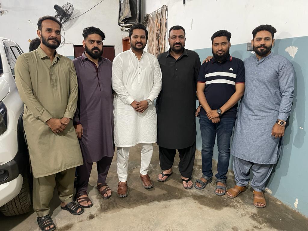 syednaqash200's tweet photo. ڈسٹرکٹ کے صدر متین لودھی اور PS.96 کے صدر  سید مظہر کے ہمراہ عید ملنے فرحان غنی کے آفس پہنچے عید کی مبارک باد پیش کی اور سیاست کی حکمت عملی پر بات کی اور اپنے علاقے کے مسائل سے بھی آگاہ کیا فرحان غنی نے انہیں حل کرنے کی یقین دہانی کی 
@BBhuttoZardari @SaeedGhani1 @FGhani22 https://t.co/00qgQqs4lF