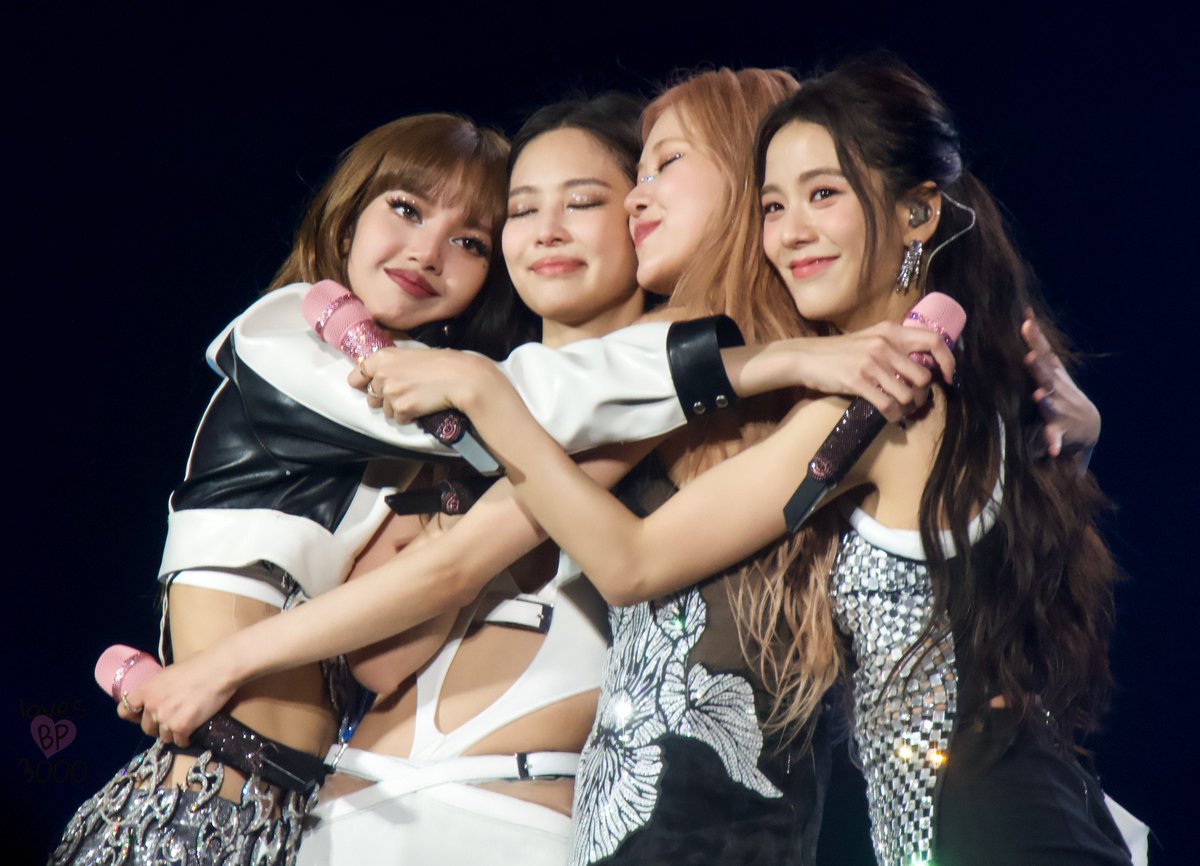 blckpinkpic's tweet photo. my girls for life https://t.co/xiFodvSirY