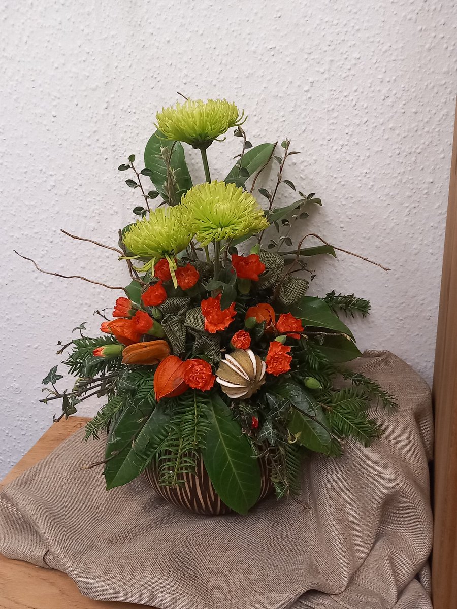 JulieRCMWales's tweet photo. Week 5 flower classes with @JayneGriffith11. #creativethinking #colourfuldesigns #withnature https://t.co/vw2yx22Ehy