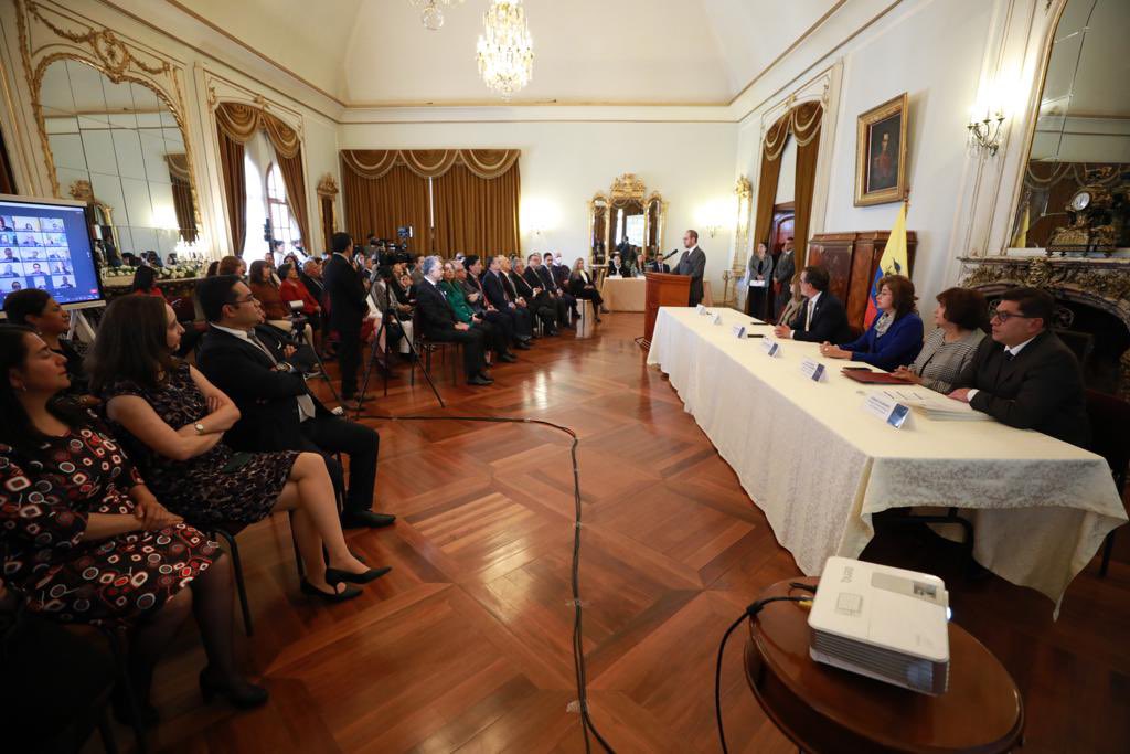 CancilleriaEc's tweet photo. 🔸El canciller @GustavoManriq_M lideró la Ceremonia de Ascensos del Personal Diplomático de carrera del Servicio Exterior. 59 funcionarios que con gran compromiso han contribuido al fortalecimiento de la política exterior del Ecuador🇪🇨. https://t.co/AdT1ApfDa9