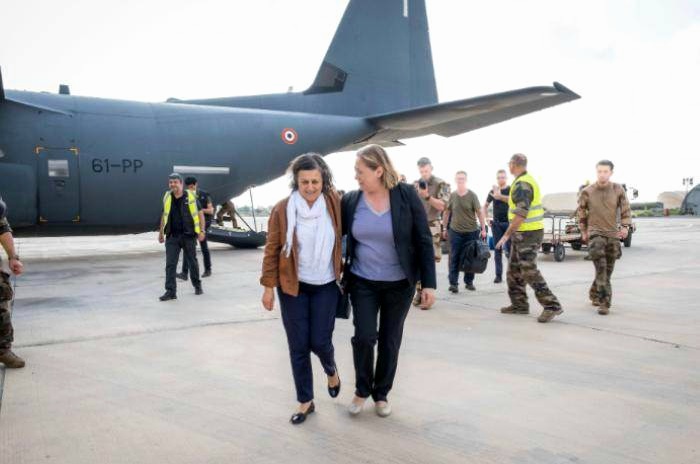 2 ambassadrices au travail

Raja Rabia, ambassadrice de  🇨🇵 au #Soudan, dont l’engagement & celui de son équipe a été remarquable, accueillie à son arrivée à Djibouti par Dana Purcarescu, ambassadrice de 🇨🇵sur place qui a appuyé la coordination des opérations #diplomatieféministe