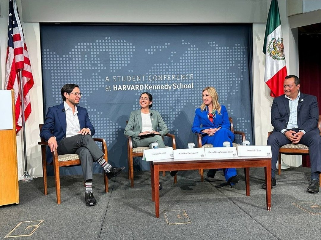 EVIS_EGobyTP's tweet photo. @AlmaRosaMarroq2 @NlSalud, @DrDanielDiazGto @SaludGuanajuato, @CeciliaRosalia @HarvardHUMAS y @Dan_BernalS  @IPPS_Tec @EGobiernoyTP @TecdeMonterrey plantearon la urgencia de una visión de sistemas, a partir de lo local, para proteger la salud en 🇲🇽, #MXConference @Kennedy_School https://t.co/pNYCgtcR3M