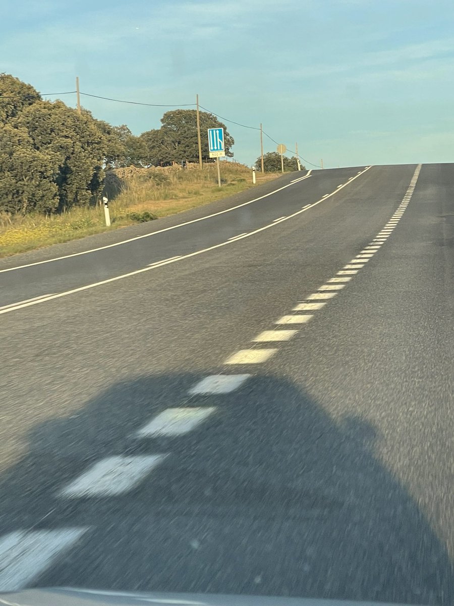 TuTeorico's tweet photo. Partiendo de que los adelantamientos son la maniobra mas peligrosa en la vía y ya de por si la #gente toma malas decisiones a la hora de ejecutarlos
Porque la señalización los permite en un tramo de la vía con cambios de rasante (algunos sin visibilidad) @CompromisoAtres @DGTes https://t.co/8Tubwi9WSf
