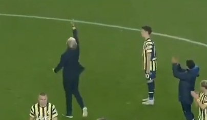 DefanSports's tweet photo. KAOS KAOS KAOS 🔥 

Fenerbahçe teknik direktörü Jorge Jesus maç sonu tribünlere el kol hareketi yaptı tribünler adeta çıldırdı. https://t.co/RtqN79UGgo