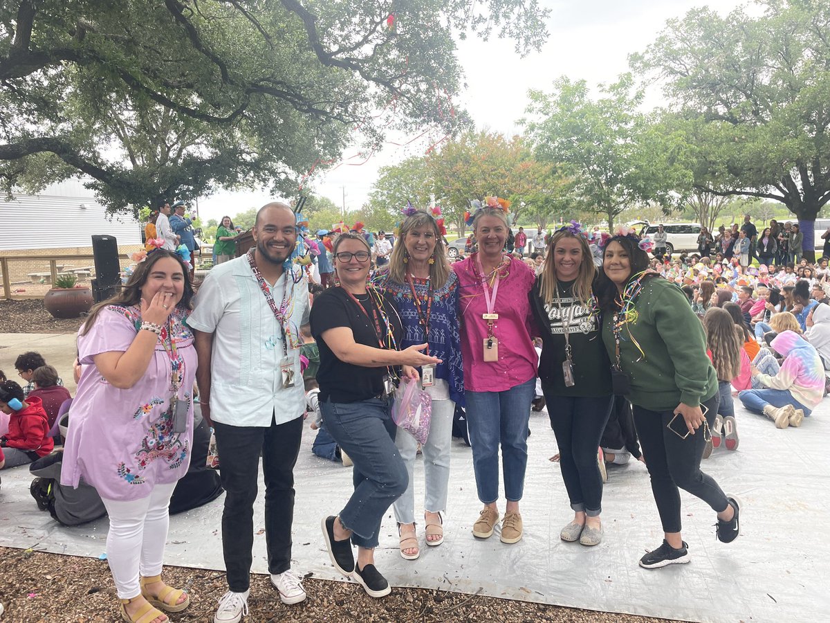 KPhillipsFSHE's tweet photo. King Antonio getting @FSHISD staff and students ready for FIESTA 2️⃣0️⃣2️⃣3️⃣! 🎉🎊 @WeGoPublic @LLundyFSHE @RamosFSHE @KimWare2nd @GarzainSecond @gomez_rene1010 #FSHE #CougarCubs https://t.co/spCpZzMEhC