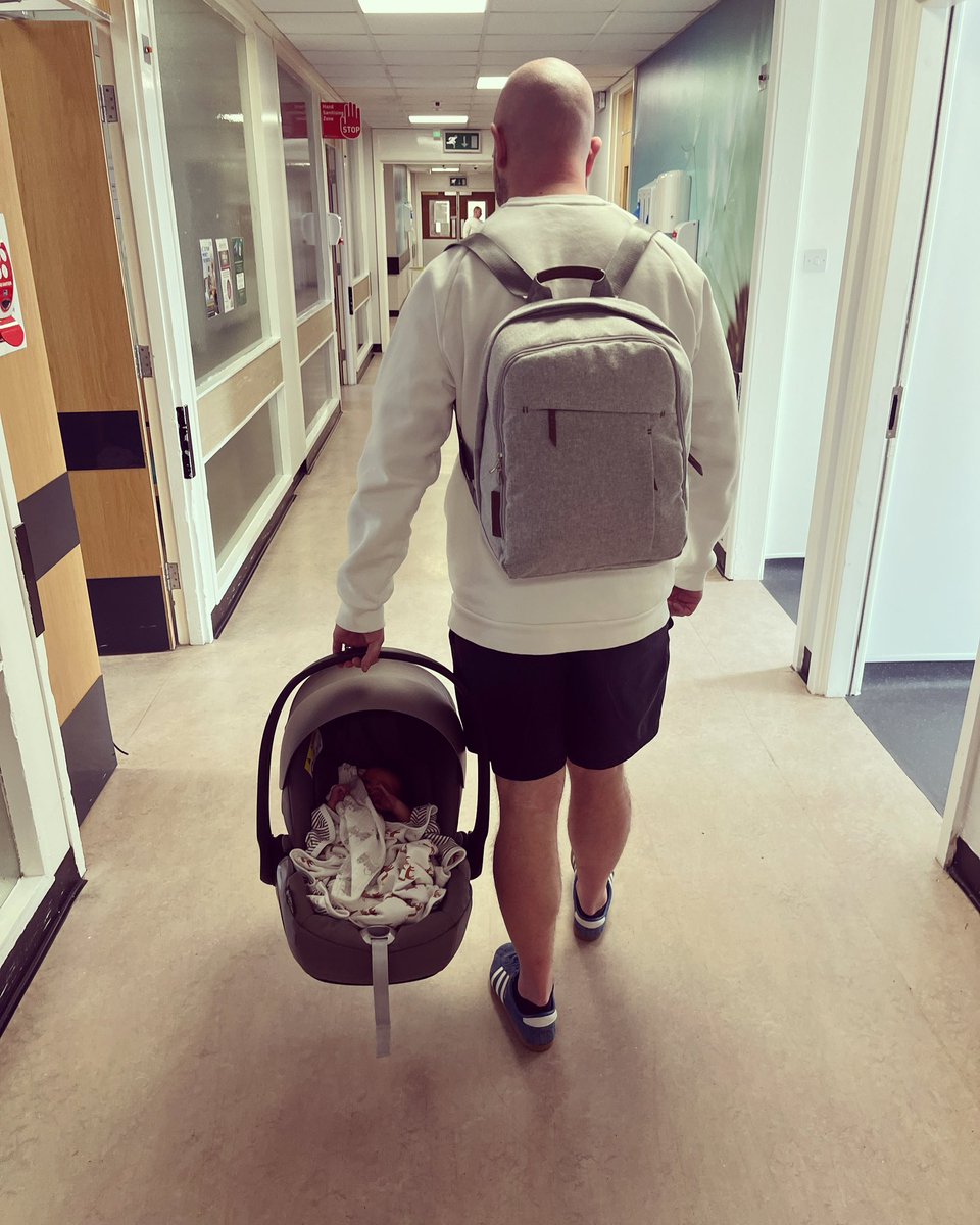 Best daddy carrying our beautiful baby girl 🥹 We are so utterly besotted with you & you are so blinking cute 🥰❤️ We are extremely grateful to all the professionals @tandgicft for your incredible support & dedication in helping with the safe arrival of our daughter 😍