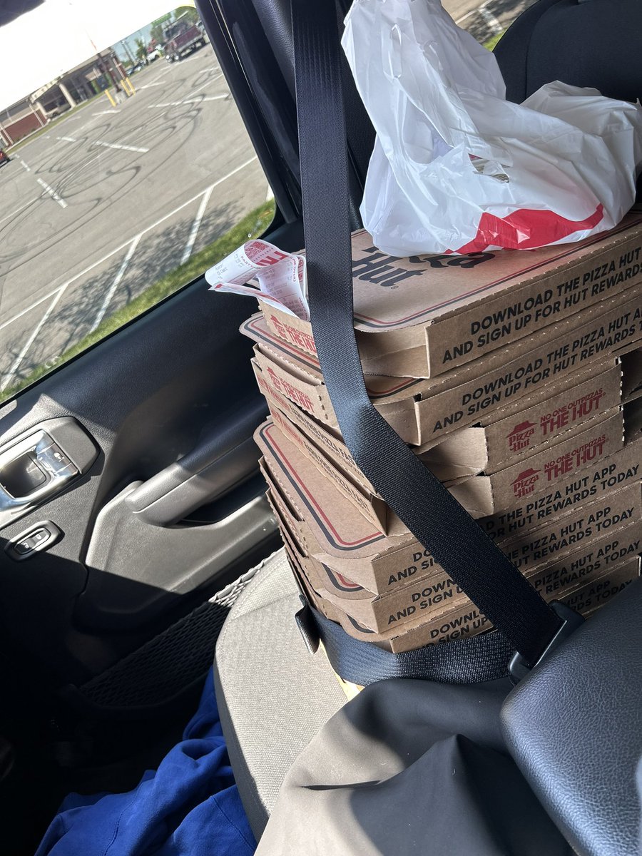 camhill25's tweet image. Want to make sure teenagers turn in school owned athletic equipment at the end of the season? 

-Have a end of season equipment return party with free food and snacks😂 #ADHack