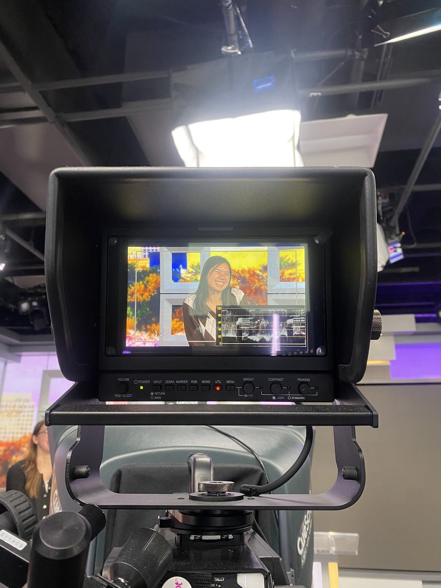 AbbyOlear's tweet photo. We even got to sit in at the anchors’ desk and practice delivering news from a teleprompter 🎥 @AlexFlumTV #J262F https://t.co/aWmUlVqoMm