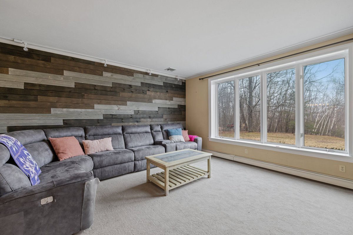 WolfReel's tweet photo. Hello Alpha Mondays! Every home needs a sunroom like this!  🤩 🐺

📍 5 Longview Drive Bow, NH

Realtor: Bianca Contreras of Dippold &amp; Dennehy Real Estate Group

Instagram: @dippold_dennehy

#WolfReel #BownNH #ConcordNH #Hooksett #HooksettNH #NHRealEstate #NHRealty #ComingSoon https://t.co/S0pQWFwhZ0
