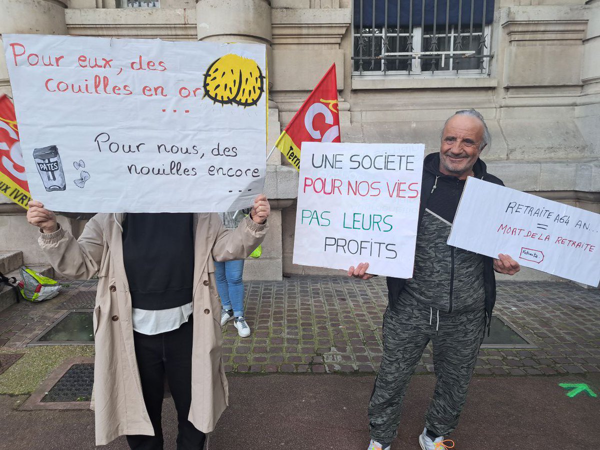 MathildePanot's tweet photo. Pour les 1 an de la réélection par défaut d’Emmanuel Macron, concert de casseroles devant la Mairie d’Ivry et partout dans le pays.

1 an et déjà un air de fin de règne!

Rendez-vous au 1er mai, on continue plus que jamais ✊
#ReformesDesRetraites https://t.co/uMFjB39gAv