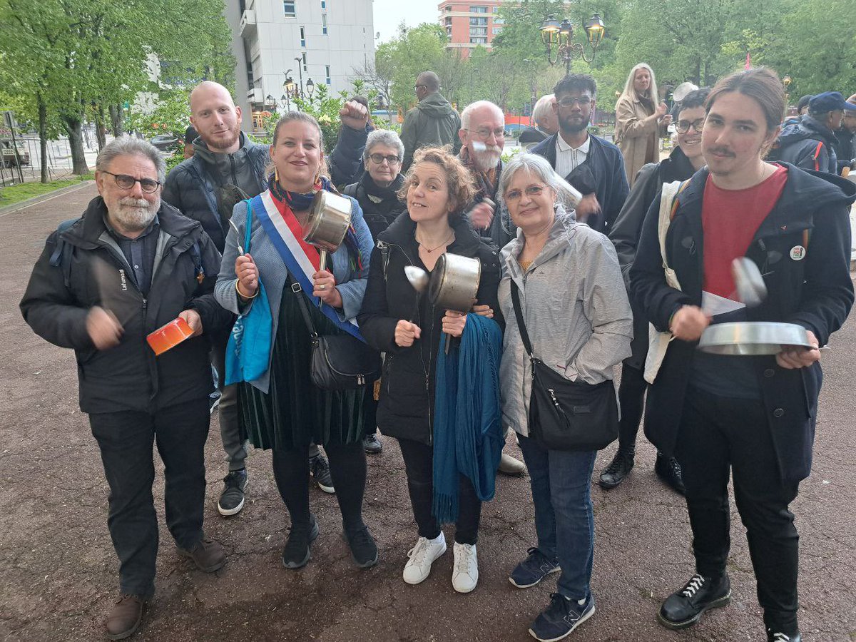 MathildePanot's tweet photo. Pour les 1 an de la réélection par défaut d’Emmanuel Macron, concert de casseroles devant la Mairie d’Ivry et partout dans le pays.

1 an et déjà un air de fin de règne!

Rendez-vous au 1er mai, on continue plus que jamais ✊
#ReformesDesRetraites https://t.co/uMFjB39gAv