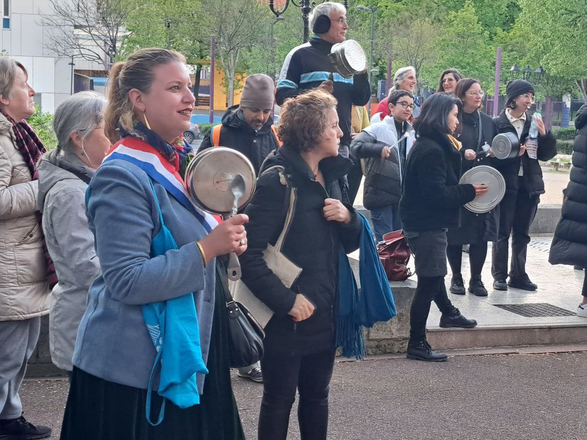 MathildePanot's tweet photo. Pour les 1 an de la réélection par défaut d’Emmanuel Macron, concert de casseroles devant la Mairie d’Ivry et partout dans le pays.

1 an et déjà un air de fin de règne!

Rendez-vous au 1er mai, on continue plus que jamais ✊
#ReformesDesRetraites https://t.co/uMFjB39gAv