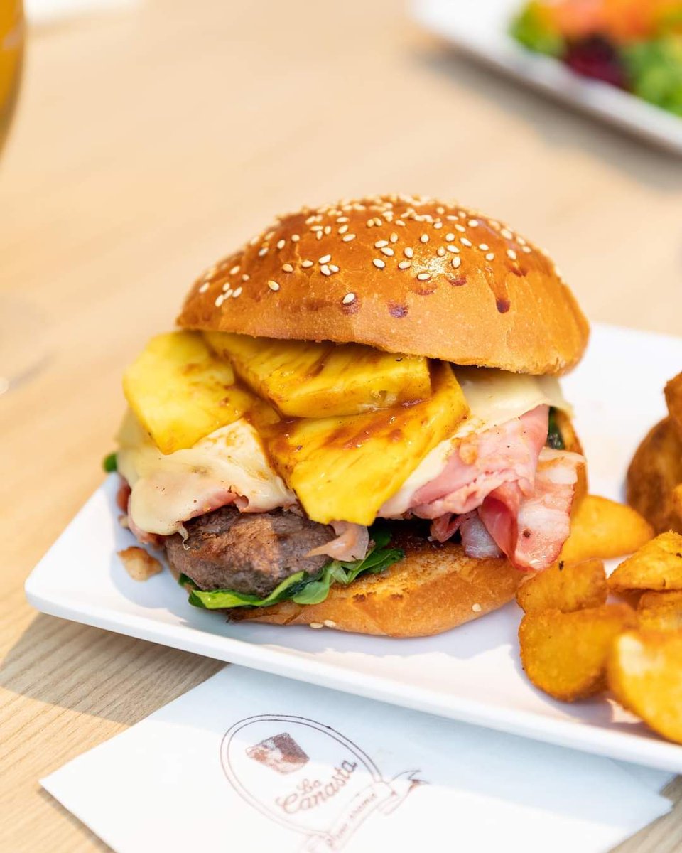 ¿Quien dijo que las burgers no llevan piña?🍍😜
Disfruta de esta delicia🤤

#LaCanasta #Malaga #Sevilla #Abril #gastronomia #FoodPasion #Hamburguesa