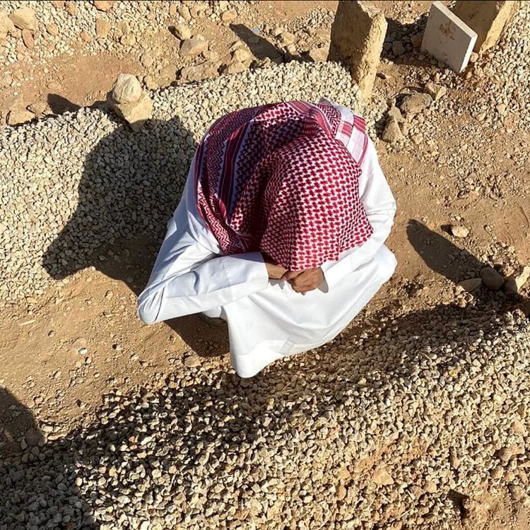 "Le but du rappel de la mort n'est pas de te rendre triste, te faire pleurer et assombrir ta vision de la vie. Mais plutôt que tu saches que ce bas monde, peu importe combien il peut durer, est en réalité très court, tu ne sais pas quand ton heur viendra, alors change et