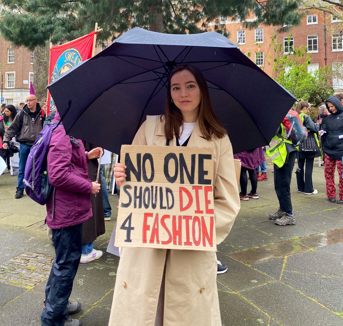 it's been 10 years since the horrifying events of #RanaPlaza and fast fashion is still causing massive environmental & social issues

A 🧵 OF QUICK / EASY WAYS YOU CAN HELP FIX THE FASHION INDUSTRY THIS #FashionRevolutionWeek 👇