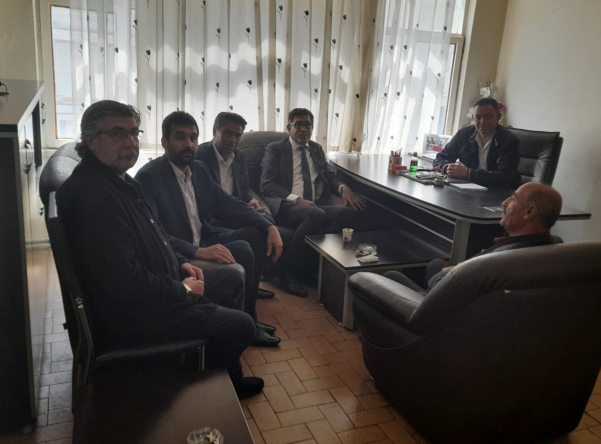 HAK_PAR's tweet photo. HAK-PAR Genel Başkanı Düzgün KAPLAN, İZOL Aşiret Derneğini Ziyaret Etti 

‘'Kürt kimliği resmen tanınmalı"

HAK-PAR Genel Başkanı ve Diyarbakır Milletvekili Adayı Düzgün Kaplan, Mustafa Okumuş ile Seçimlerde HAK-PAR’a destek sunacaklarını açıklayan KDP KURD başkanı Reşit Akıncı, Azadi Hareketi Sekreteri Metin Pirani’den oluşan heyet  24.04.2023 tarihinde İZOL Derneğini ziyaret ettiler.

HAK-PAR heyetini, İzol Derneği Başkanı İrfan AKBA karşıladı.

Sıcak bir ortamda geçen ve karşılıklı görüş alışverinde bulunulan ziyarette, Düzgün Kaplan seçimlere katılan tek Kürt partisi HAK-PAR’ın seçim stretejisi hakkında bilgi verdi. Kürt kimliğinin resmen tanınması, Kürtlerin kendi kendilerini yönetmesi, anadilde eğitim başta olmak üzere, halkımızın öne çıkan temel taleplerini seçim politikalarının merkezine koyduklarını ifade eden KAPLAN; Kürtlerin kendi evlatları eliyle temsil edilmesinin önemine vurgu yaptı.  

Düzgün KAPLAN, İZOL Derneğinin desteğini de istediklerini aktardı.24.04.2023

Hak ve Özgürlükler Partisi 
HAK-PAR Basın Bürosu
