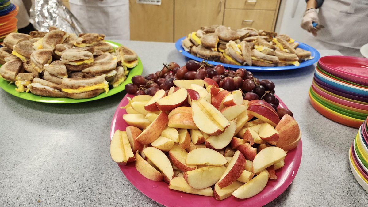 jimdiodati's tweet image. I enjoyed visiting @HeximerDSBN to speak to students and sit down with them during their hot #breakfastprogram hosted by staff &amp;amp; community volunteers. Thank you to @NNPNiagara for providing funding and coordination to Student Nutrition Programs in all 4 #Niagara school boards,