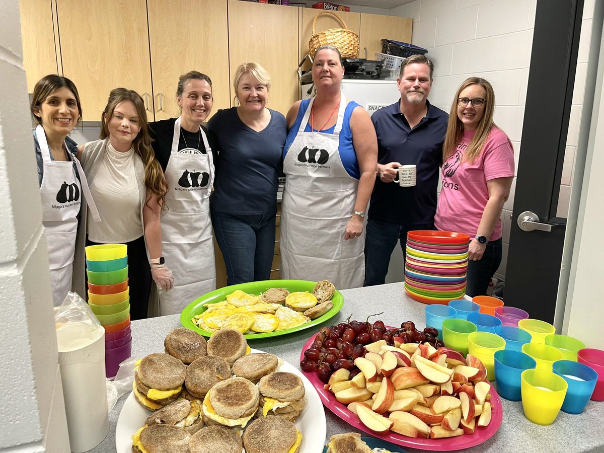 jimdiodati's tweet image. I enjoyed visiting @HeximerDSBN to speak to students and sit down with them during their hot #breakfastprogram hosted by staff &amp;amp; community volunteers. Thank you to @NNPNiagara for providing funding and coordination to Student Nutrition Programs in all 4 #Niagara school boards,