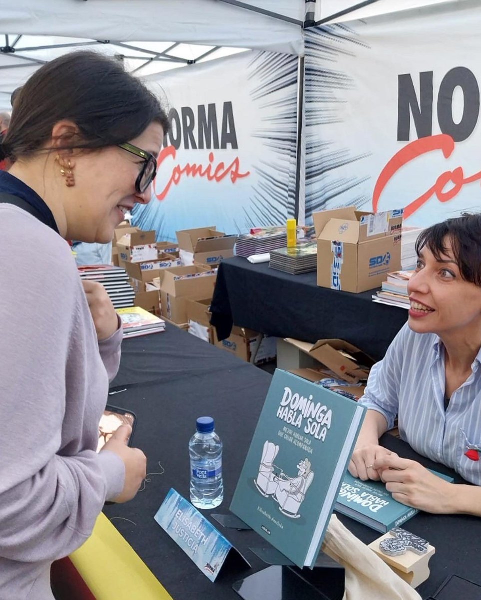 DomingaHabla's tweet photo. - Muchas firmas y dedicatorias. 
- Más sorpresas y reencuentros.
- Varios cafés (yo que soy de leche y ColaCao).
- Nosecuantos abrazos que recargaban energía de una forma mágica. 
- Una rosa en mi mesa (gracias, @LMonederoR). 
- Varios libros regalados, autorregalados y dedicados https://t.co/xOQXCgOkNg