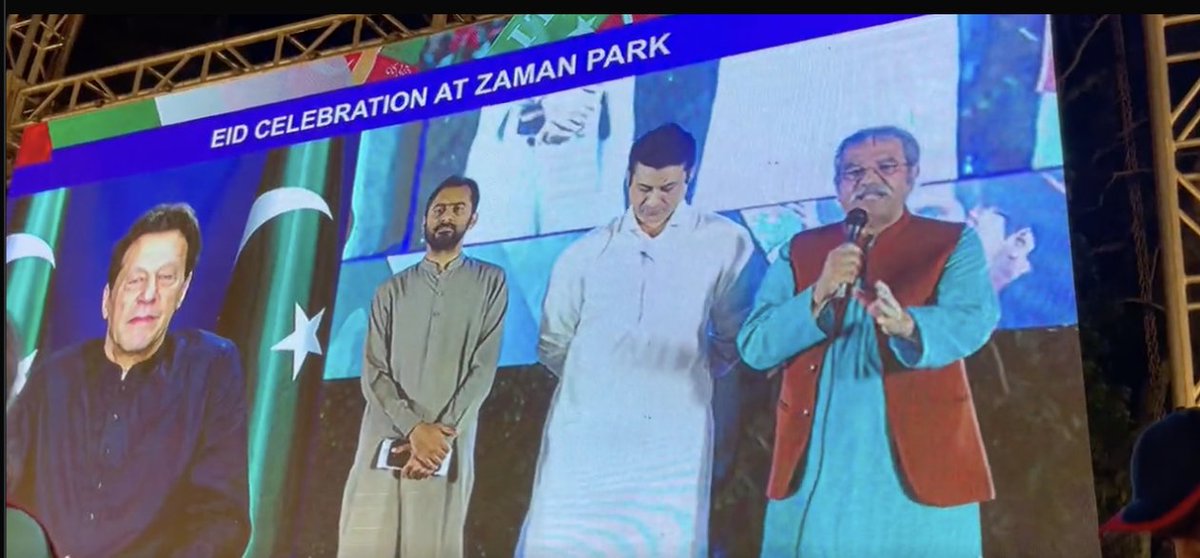 TahirImran's tweet photo. These are NOT journalists.
This is NOT what journalists do.
Journalists DON'T address political gatherings under any context or pretext.
DON'T sanitise them under our profession. 
They are PTI workers exploiting our profession as exhibited in photo below.
#NotOnOurName https://t.co/iyud39PaFW