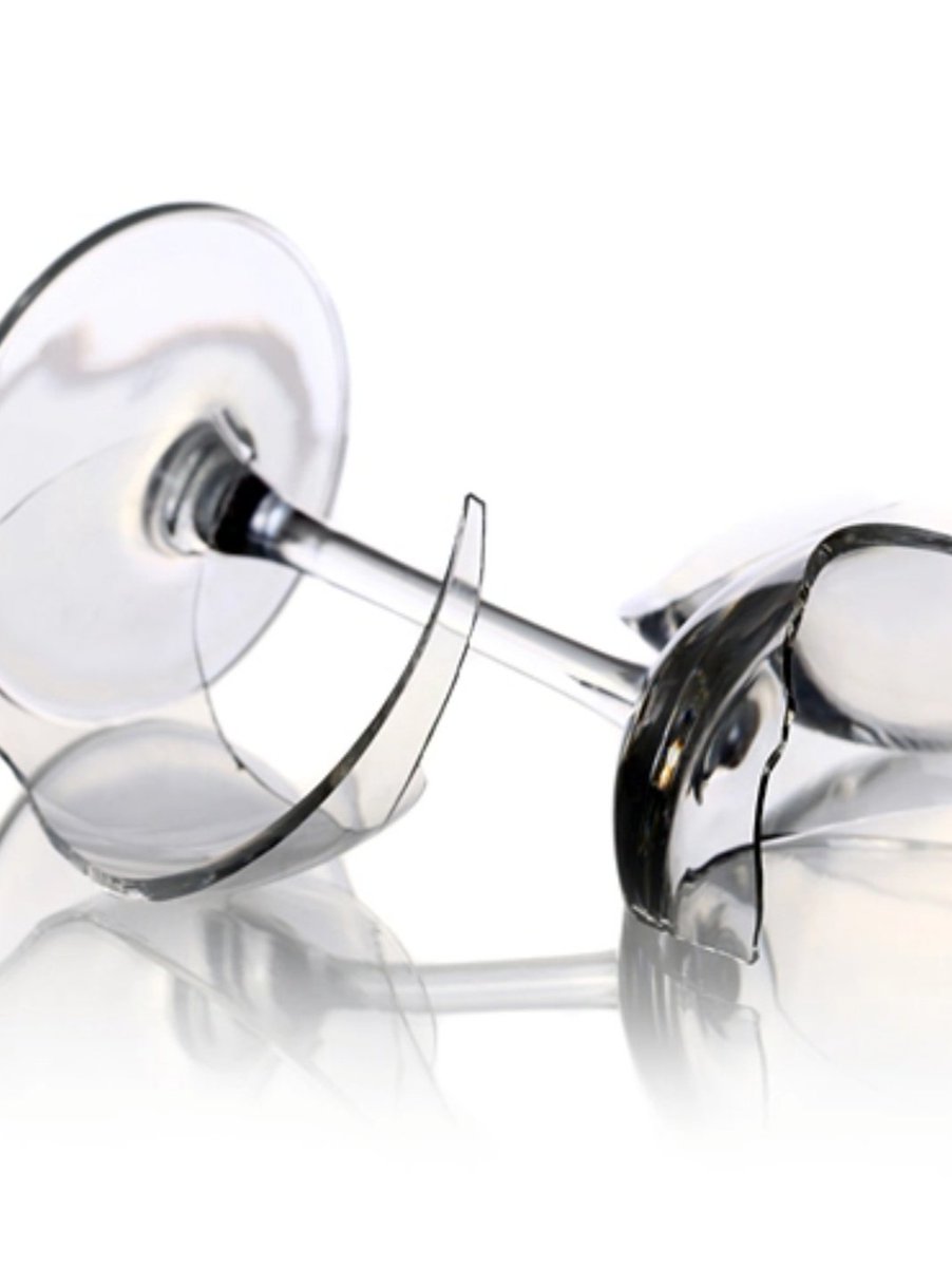 وأعافُ
زادي للئيمِ ترفّعاً
عن قبحِ نذلٍ في الدّناءةِ يرتعُ

صحنٌ
   يلوّثُهُ رقيعٌ ساقطٌ
       عمّا يعفّنُ عيشَهُ يُترفّعُ !!

وأعافُ
كأساً قد شربتُ زلالَها
زهداً إذا كرعَ الصّفيقُ المُدقِعُ

تعستْ
وخابَ وربّ كأسٍ بعدما 
سفحتْ بحبٍّ  بالتّعاسةِ تُترعُ