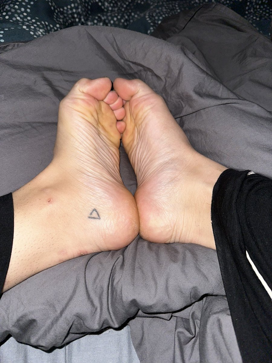 Queen96Bar8438's tweet photo. Is anybody a serious feet pic buyer? https://t.co/g2r5ShYuJS