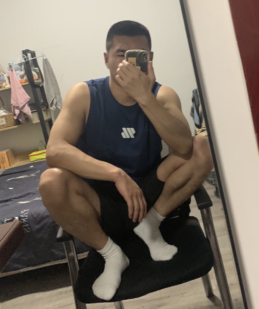 我的袜子脏吗？ 不脏在继续穿
