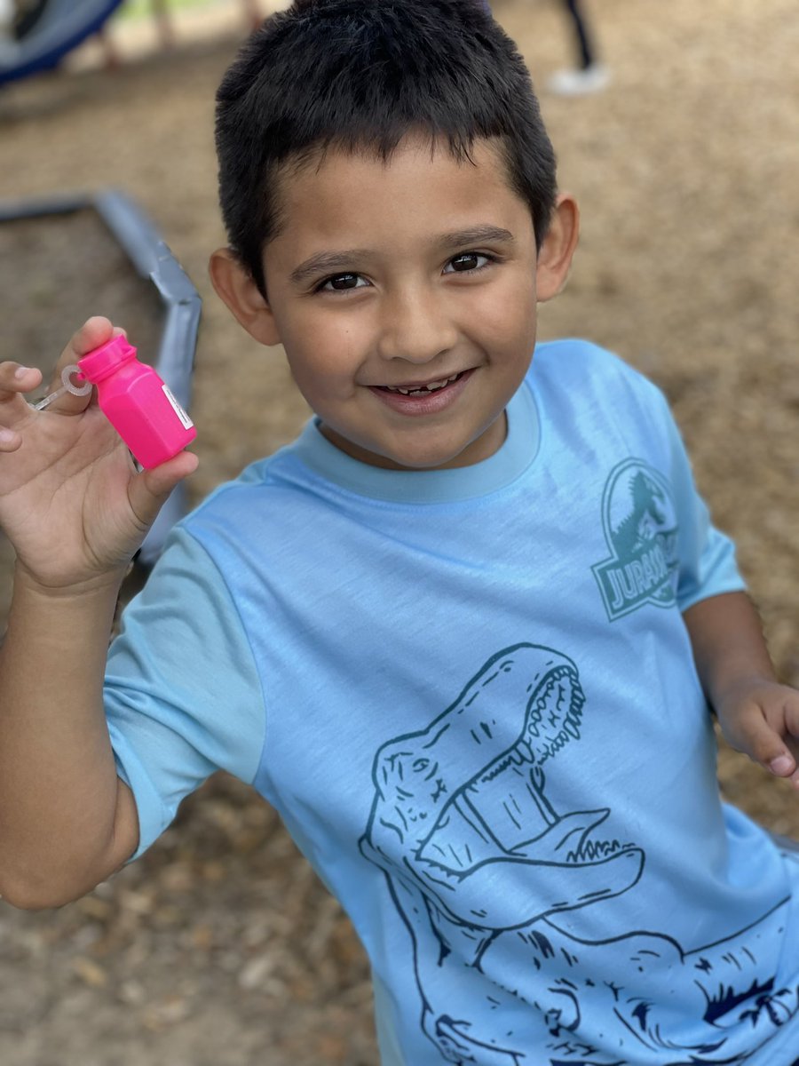 TaylorLakin1's tweet image. “B” is for bubbles 🫧. 
#alphabetcountdown #24daystogo #kindermagic @KaiserKISD @KleinISD