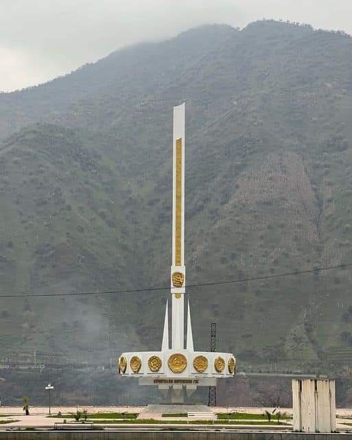Stella to the builders of the #Nurek HPP.
On the stella are the coats of arms of all fifteen #Soviet republics, whose representatives took part in the construction.
#Tajikistan
#Khatlon
