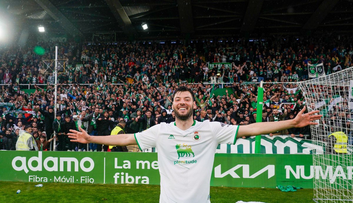 realracingclub's tweet photo. Nuestra gente, nuestro Roko. ¿Quién se viene el viernes a arropar a estos chavales? 🔥💚 https://t.co/6gQSS6jcrs