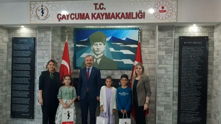 caycumailcemem's tweet photo. 23 Nisan Ulusal Egemenlik ve Çocuk Bayramı nedeni ile Velioğlu İlkokulu öğrencileri  İlçe Millî Eğitim Müdürlüğünü ziyarette bulundular. 
👇
https://t.co/UcsZ9FwPjF
@ZonguldakMEM
@zuleyhaaldogan
@ismailbas67 https://t.co/q0UCvv2S9c