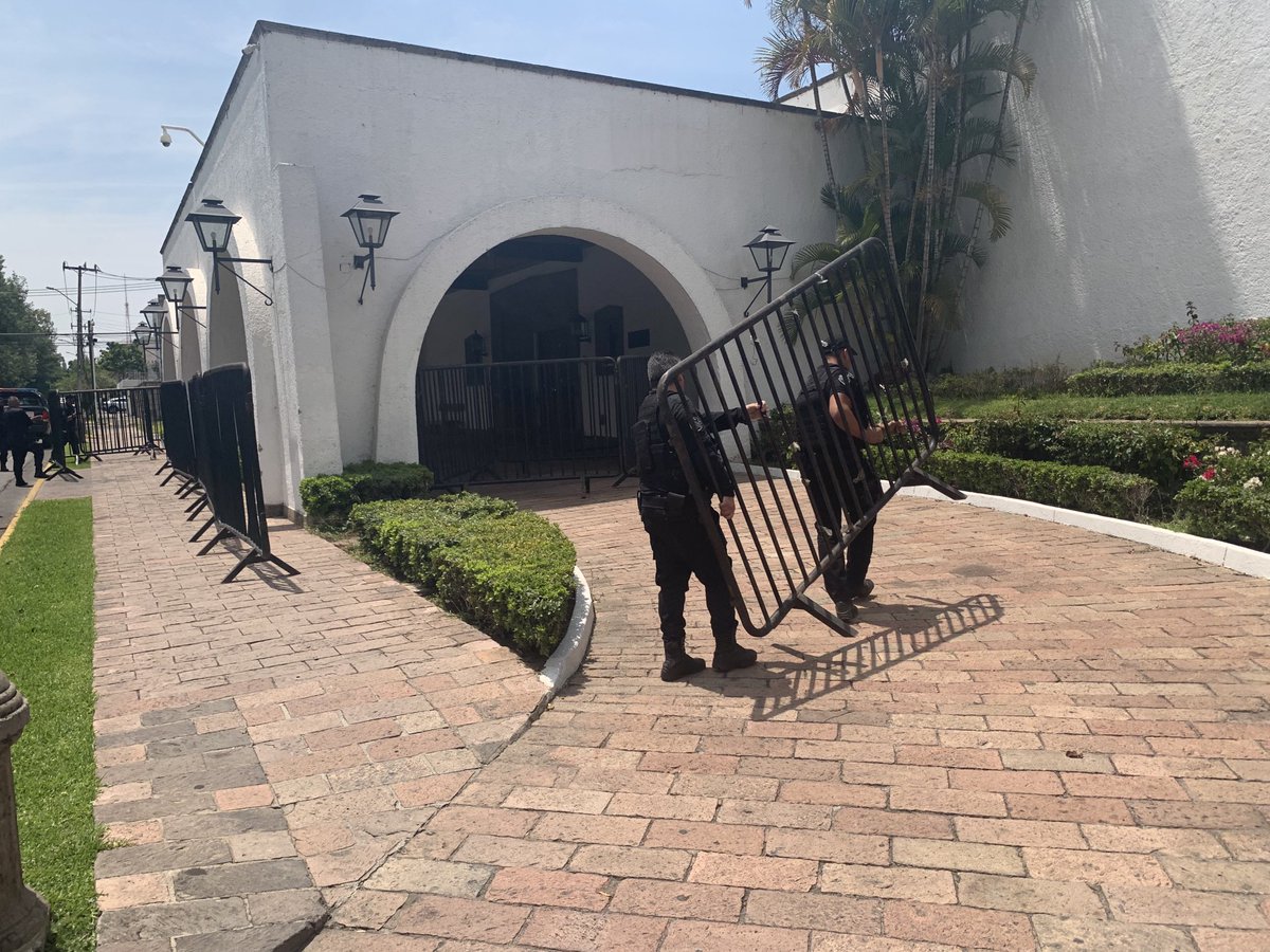 ClauManuela's tweet photo. Regresaron las vallas a Casa Jalisco en vísperas de la reunión entre el gobernador, Enrique Alfaro y el rector Ricardo Villanueva con el Secretario de Gobernación como mediador. https://t.co/roQyFpIfO0