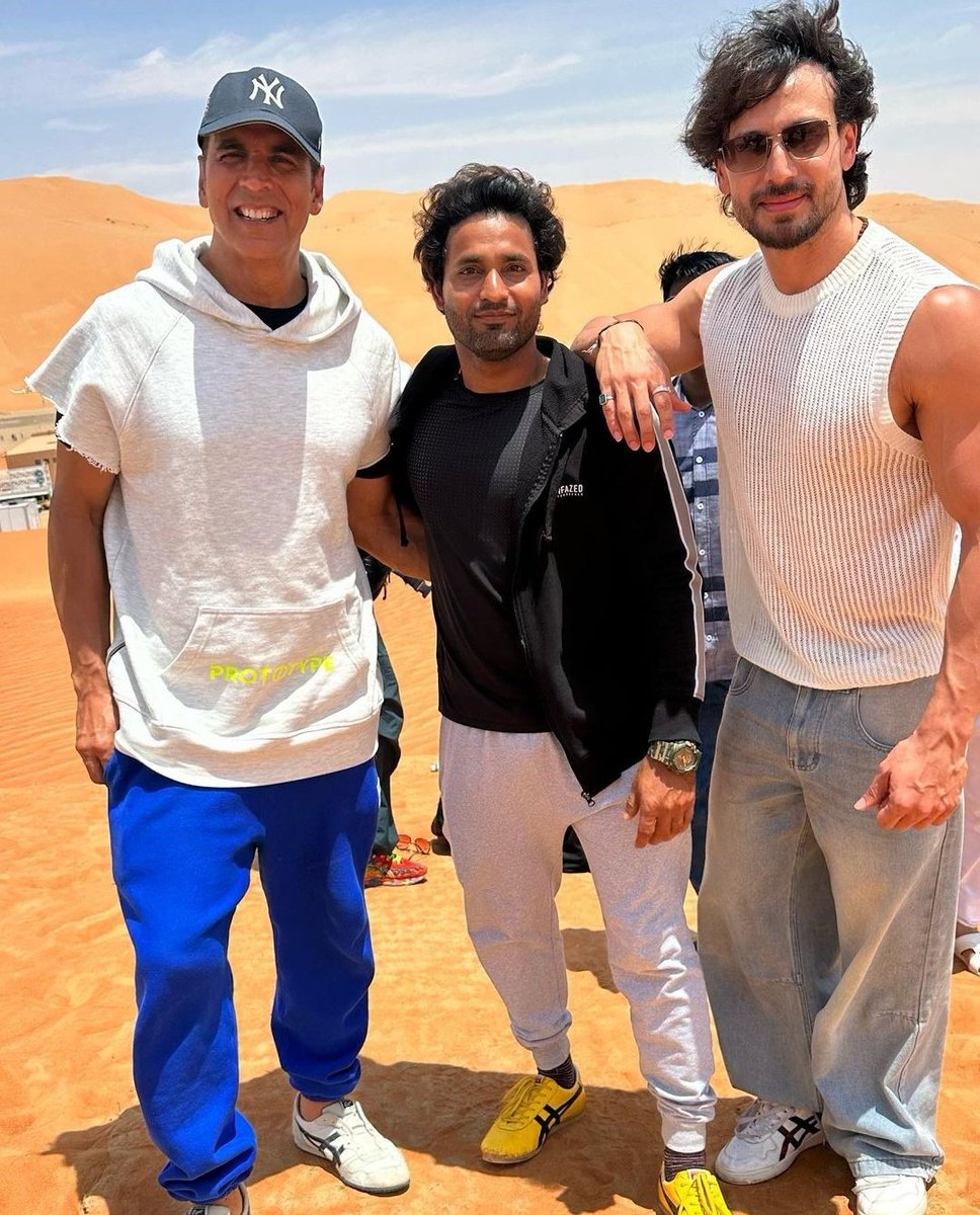 ShroffKerala's tweet photo. Action heros 😍💥

#TigerShroff #AkshayKumar #BadeMiyanChoteMiyan #BMCM #TigerShroffKeralaFans https://t.co/lQYzoUJMix