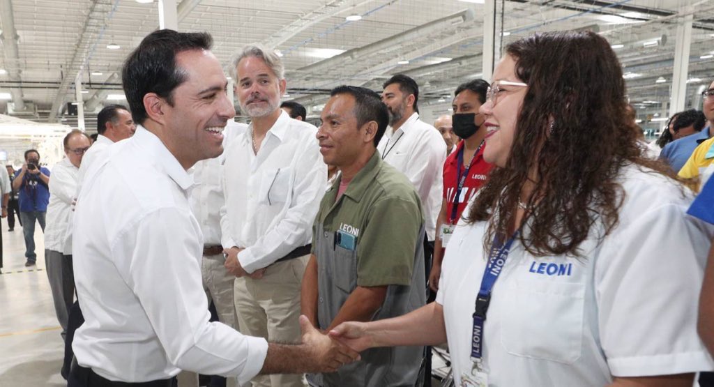 MauVila's tweet photo. La Planta Leoni #Mérida II alcanzó los 2,500 empleos generados, sumando más de 3,500 trabajadores de esta empresa en todo #Yucatán, avanzando con el compromiso que firmamos en 2022 en #Kitzingen, #Alemania, para que Leoni Yucatán (@LeoniMexico) ofrezca más puestos de trabajo para las familias yucatecas. En equipo seguimos promoviendo #Yucatán por el mundo, atrayendo más inversiones que generen empleos mejor pagados para  las y los yucatecos.
