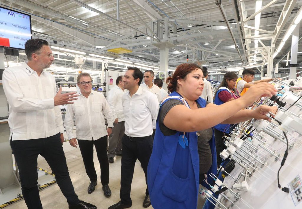 MauVila's tweet photo. La Planta Leoni #Mérida II alcanzó los 2,500 empleos generados, sumando más de 3,500 trabajadores de esta empresa en todo #Yucatán, avanzando con el compromiso que firmamos en 2022 en #Kitzingen, #Alemania, para que Leoni Yucatán (@LeoniMexico) ofrezca más puestos de trabajo para las familias yucatecas. En equipo seguimos promoviendo #Yucatán por el mundo, atrayendo más inversiones que generen empleos mejor pagados para  las y los yucatecos.