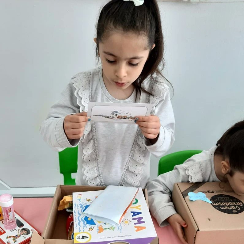 Kardeş şehrimiz Kahramanmaraş/Elbistan ilçemiz bugün depremden sonra 4 okul hariç tüm okullarımızda  ders zili çaldı.

Çocuklarımızı #CanımArkadaşım🎁kolileri ile karşıladık.

Depremzede kardeşlerini unutmayan öğrencilerimize kocaman teşekkürler.

#PendikSeferber❤️‍🩹🇹🇷