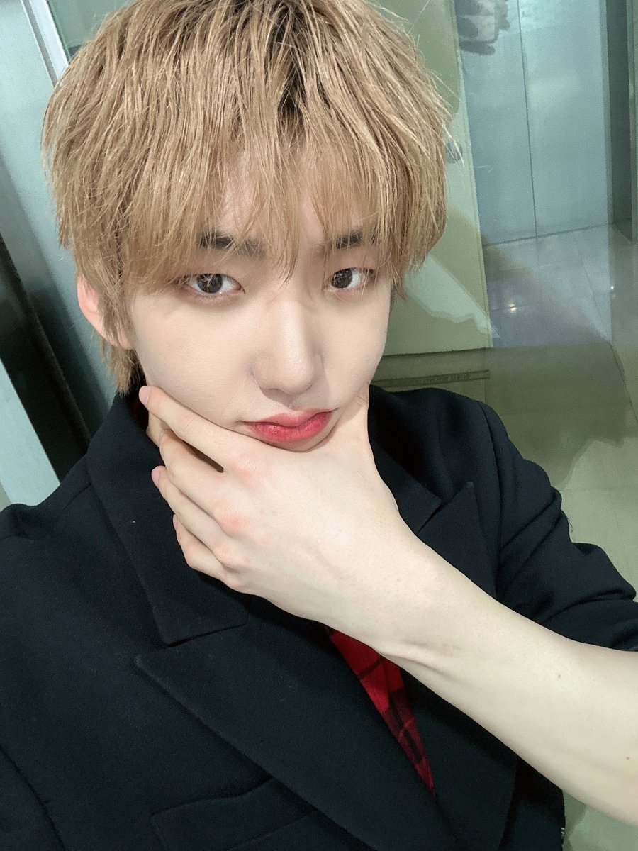 📸• #HWON 👑
Weverse | 24.04.23

🐺: Obrigado por ser o MC do "Dream Concert"~❤️

🐼×Pandi
[ #HWON ⚔ #훤 ⚔ #KINGDOM ⚔ #킹덤 ⚔  #キングダム ⚔ @KINGDOM_Gfent ]