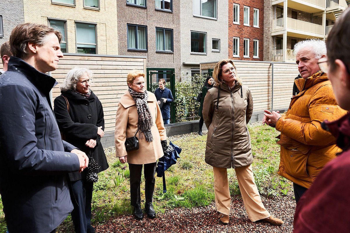 Minister voor Natuur en Stikstof <a href="/ChristianneWal/">Christianne van der Wal - Zeggelink</a> bracht vandaag een inspirerend werkbezoek aan de natuurinclusieve gebiedsontwikkeling <a href="/NieuwDelft/">NieuwDelft</a>. Waar voorheen het spoor de stad in tweeën splitste verrijst nu een gevarieerde leefomgeving vol verbinding.