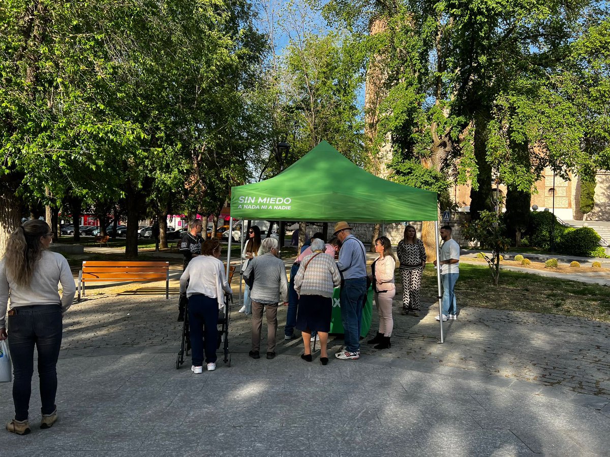VOX_Pinto1's tweet photo. 📖 Ayer tuvimos el honor de participar un año más en la tradicional lectura de El Quijote organizada por la Casa de Castilla-La Mancha de Pinto. 

✅ También estuvimos atendiendo e informando a los vecinos de la zona centro en el Parque del Egido. https://t.co/ZItiQjX3tw