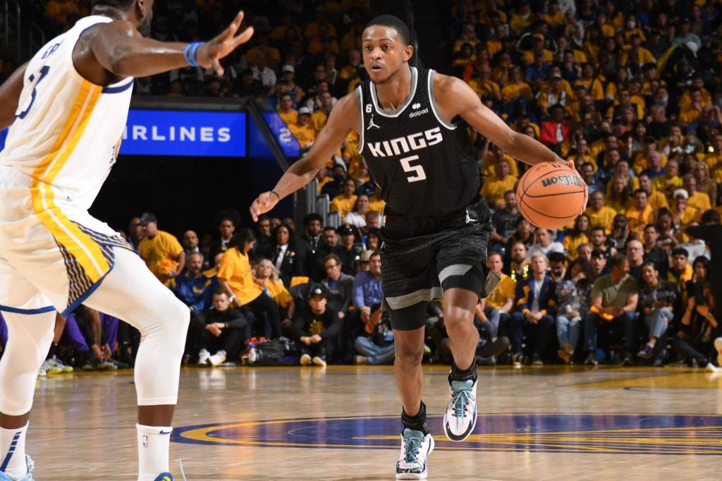 De’Aaron Fox suddenly doubtful for Game 5 against Warriors with fractured finger trib.al/FFiKuRK