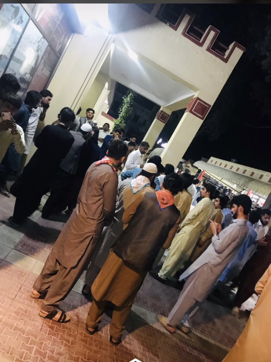 Hamid7BaBa's tweet photo. Proud youth of Swat. Thank you so much to all the Volunteers. Alhamdulillah blood shortage Khatam. Blood bank is full now. 
 #swatblast @JztPakistan #SwatBleeds #SwatBleedsAgain https://t.co/L1sw60pGpn