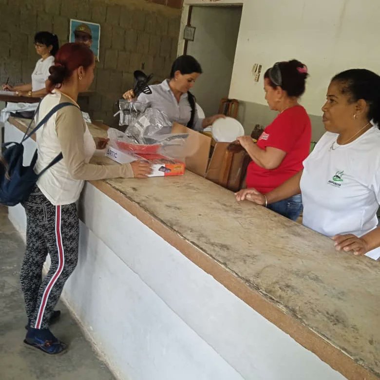 📦 Las comunidades de San Carlos y Cabezas, en Minas de Matahambre, recibieron artículos de cocina y para el hogar como parte de la respuesta inclusiva al huracán #Ian. Esta acción es financiada por #ECHO y realizada en consorcio con CARE en Cuba.
